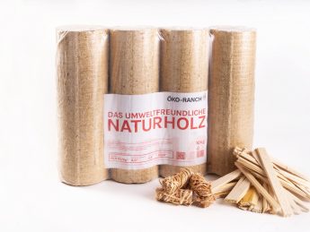 Das Bild zeigt ein Paket mit 4 Holzbriketts, dazu etwas Anzündholz und Grillanzünder aus Holzwolle